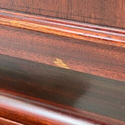 Aukšta dviejų durų raudonmedžio komoda su žalvario rankenomis 42x114x122,5 cm