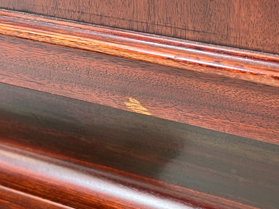 HK1072-komodos-16 Aukšta dviejų durų raudonmedžio komoda su žalvario rankenomis 42x114x122,5 cm