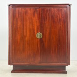 Aukšta dviejų durų raudonmedžio komoda su žalvario rankenomis 42x114x122,5 cm