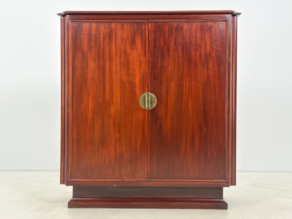 HK1072-komodos-2 Aukšta dviejų durų raudonmedžio komoda su žalvario rankenomis 42x114x122,5 cm