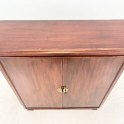 Aukšta dviejų durų raudonmedžio komoda su žalvario rankenomis 42x114x122,5 cm