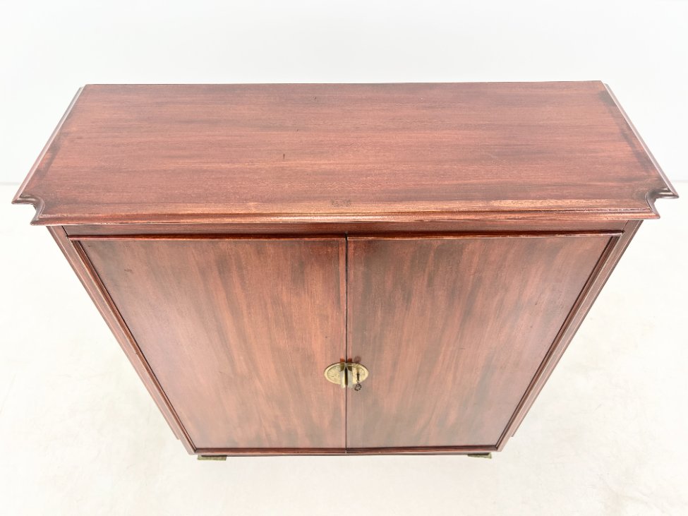 HK1072-komodos-5 Aukšta dviejų durų raudonmedžio komoda su žalvario rankenomis 42x114x122,5 cm