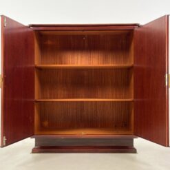 Aukšta dviejų durų raudonmedžio komoda su žalvario rankenomis 42x114x122,5 cm