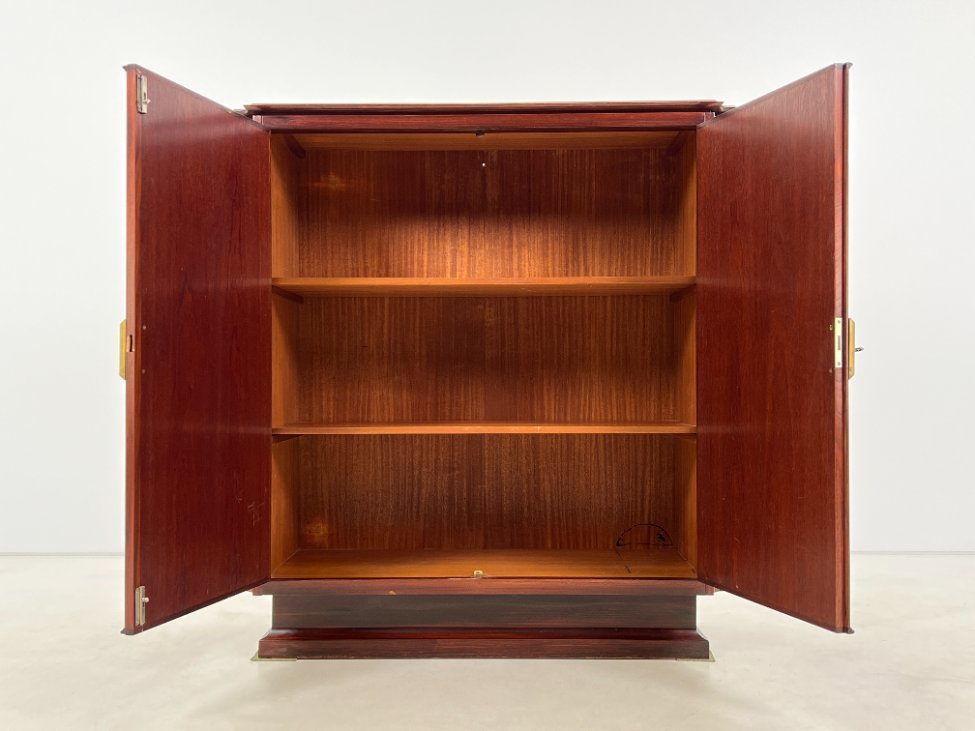 HK1072-komodos-6 Aukšta dviejų durų raudonmedžio komoda su žalvario rankenomis 42x114x122,5 cm