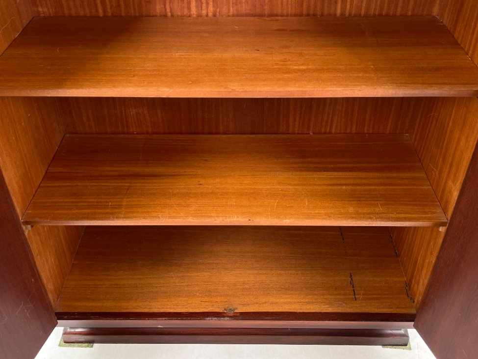 HK1072-komodos-7 Aukšta dviejų durų raudonmedžio komoda su žalvario rankenomis 42x114x122,5 cm