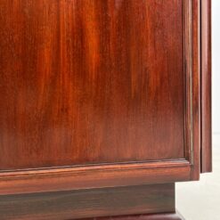 Aukšta dviejų durų raudonmedžio komoda su žalvario rankenomis 42x114x122,5 cm