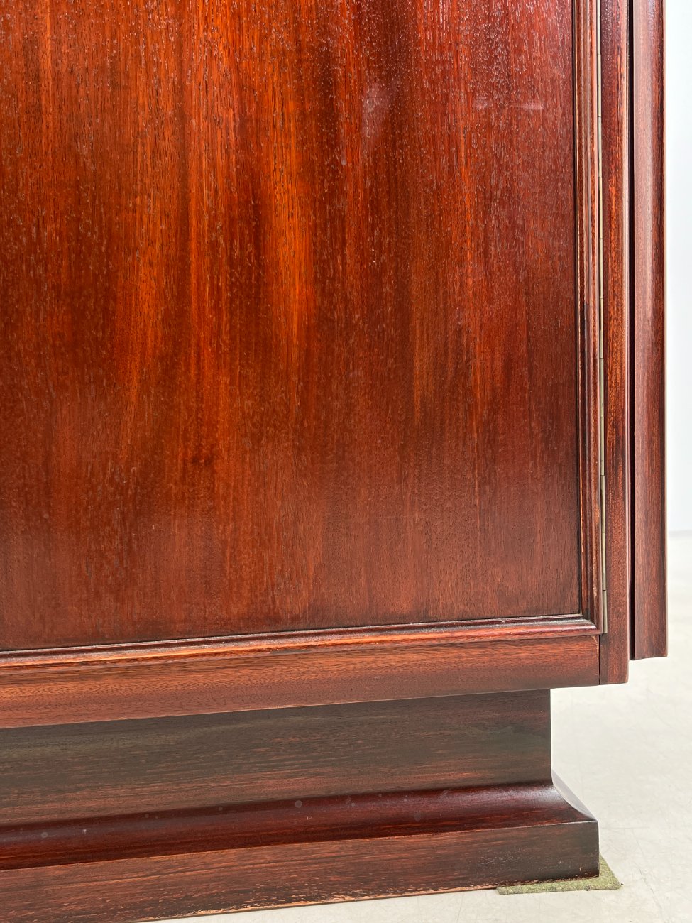 HK1072-komodos-8 Aukšta dviejų durų raudonmedžio komoda su žalvario rankenomis 42x114x122,5 cm