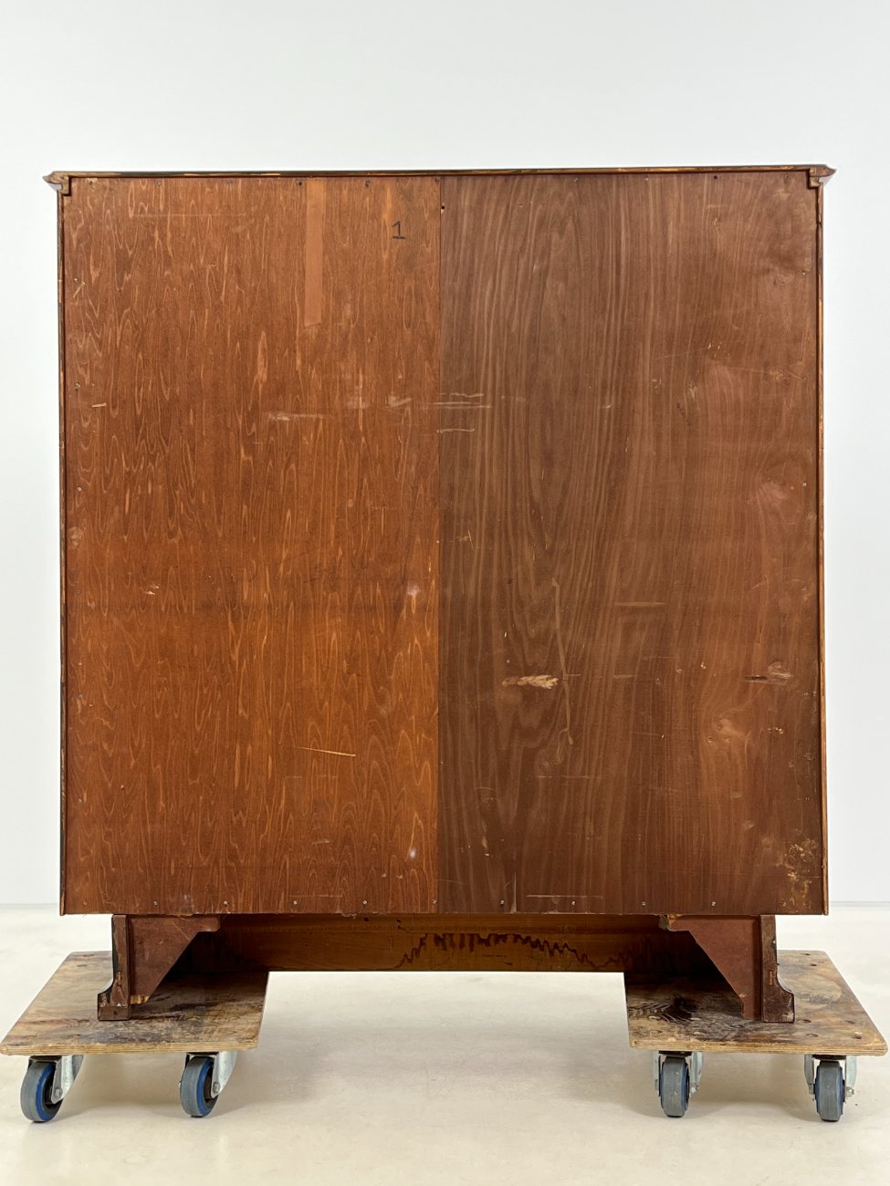 HK1072-komodos-9 Aukšta dviejų durų raudonmedžio komoda su žalvario rankenomis 42x114x122,5 cm