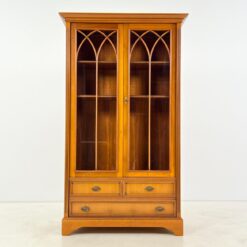 Klasikinio stiliaus riešutmedžio bufetas su apšvietimu 42,5x105,5x180,5 cm