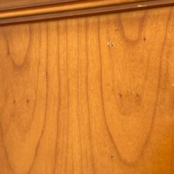 Klasikinio stiliaus riešutmedžio bufetas su apšvietimu 42,5×105,5×180,5 cm