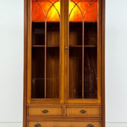 Klasikinio stiliaus riešutmedžio bufetas su apšvietimu 42,5×105,5×180,5 cm