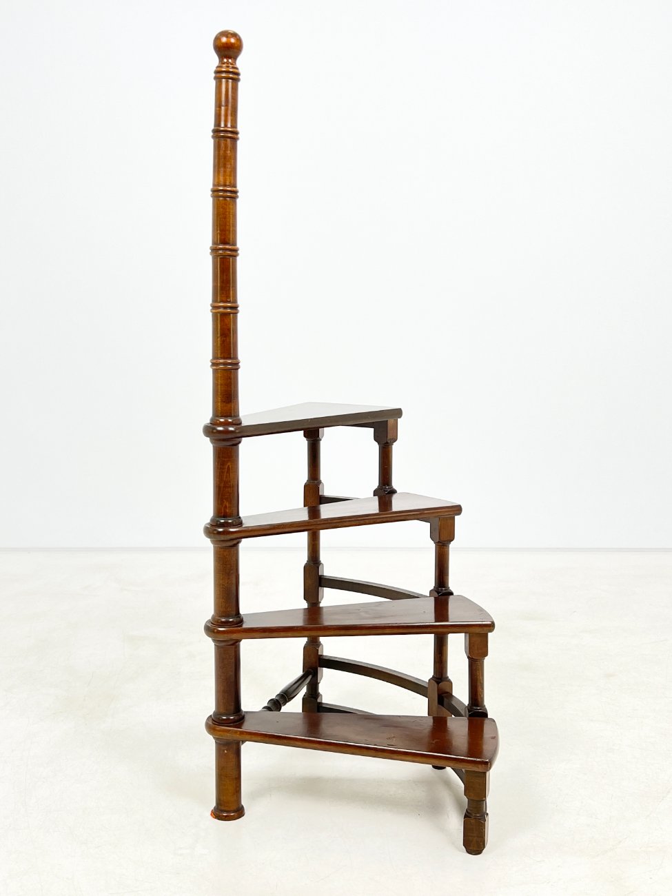 HK1074-kolonos-1 Sraigtiniai bibliotekiniai riešutmedžio laipteliai 46x48x123 cm