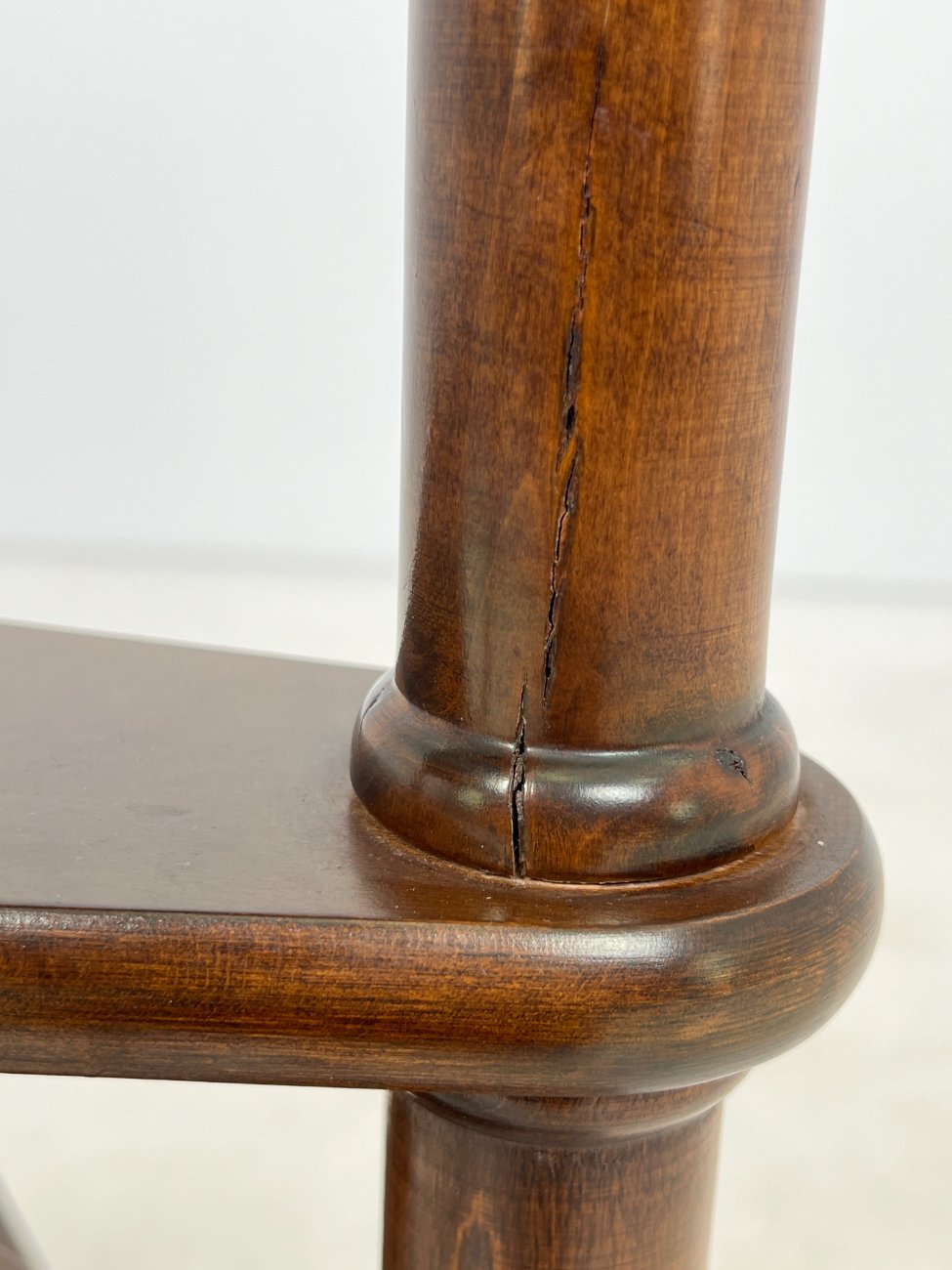 HK1074-kolonos-10 Sraigtiniai bibliotekiniai riešutmedžio laipteliai 46x48x123 cm