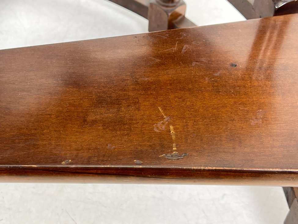 HK1074-kolonos-11 Sraigtiniai bibliotekiniai riešutmedžio laipteliai 46x48x123 cm