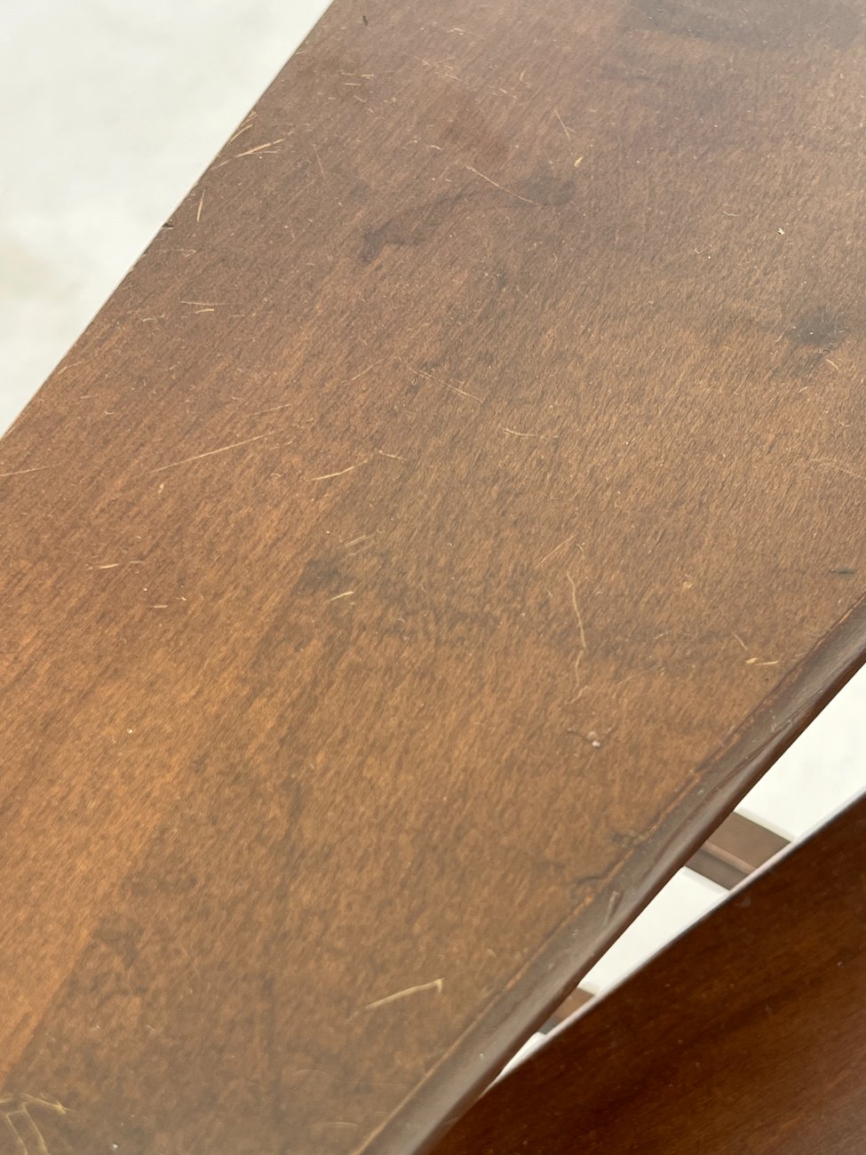 HK1074-kolonos-13 Sraigtiniai bibliotekiniai riešutmedžio laipteliai 46x48x123 cm