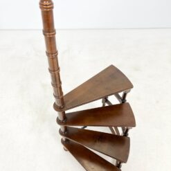 Sraigtiniai bibliotekiniai riešutmedžio laipteliai 46x48x123 cm