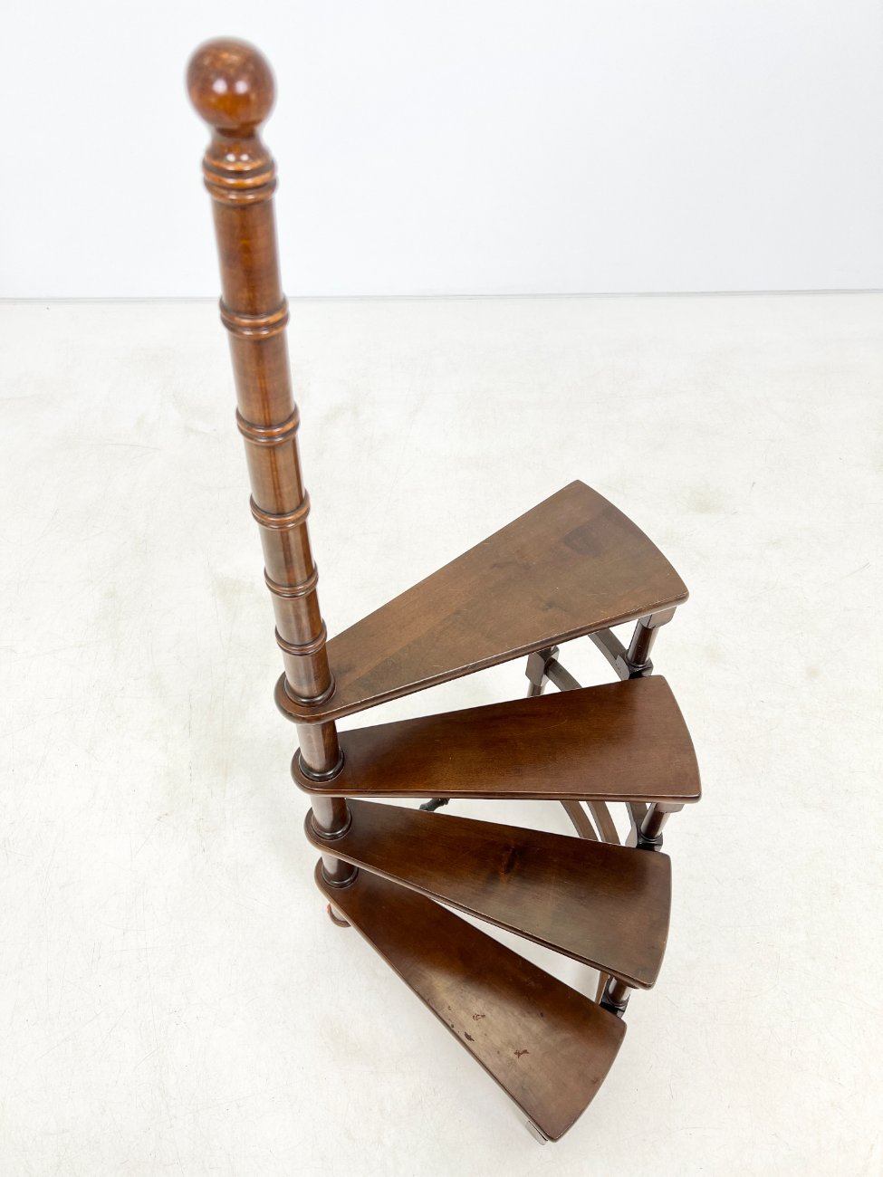 HK1074-kolonos-5 Sraigtiniai bibliotekiniai riešutmedžio laipteliai 46x48x123 cm