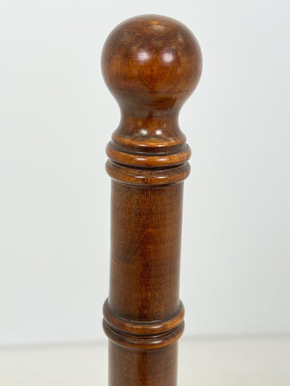 HK1074-kolonos-6 Sraigtiniai bibliotekiniai riešutmedžio laipteliai 46x48x123 cm