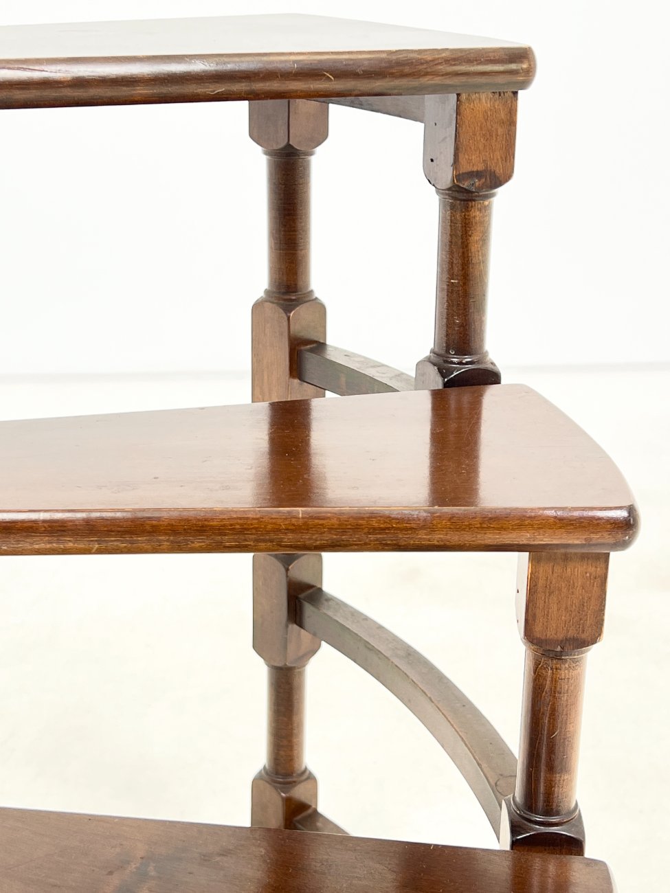 HK1074-kolonos-7 Sraigtiniai bibliotekiniai riešutmedžio laipteliai 46x48x123 cm