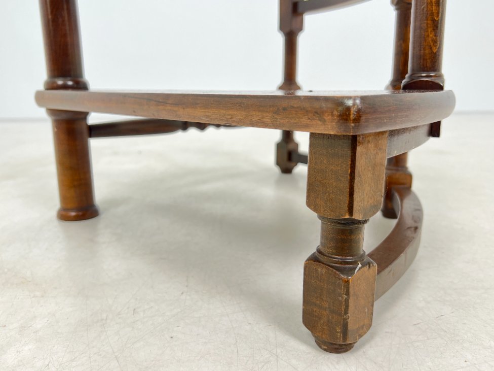 HK1074-kolonos-8 Sraigtiniai bibliotekiniai riešutmedžio laipteliai 46x48x123 cm