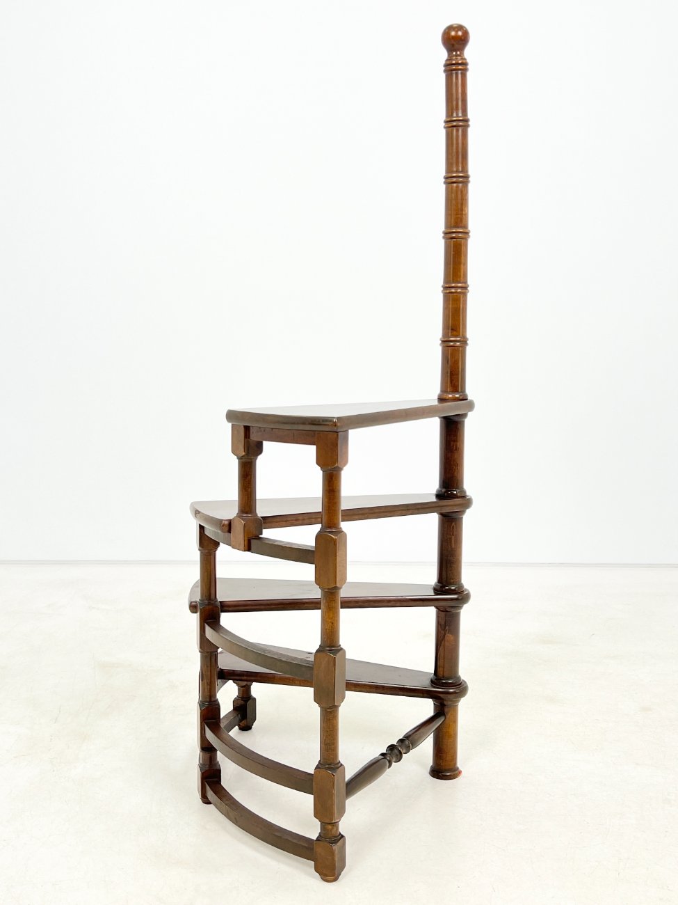 HK1074-kolonos-9 Sraigtiniai bibliotekiniai riešutmedžio laipteliai 46x48x123 cm