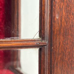 Angliško stiliaus raudonmedžio vitrina 36x64x156,5 cm