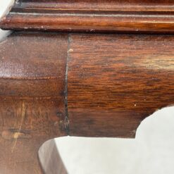 Angliško stiliaus raudonmedžio vitrina 36x64x156,5 cm