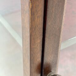 Angliško stiliaus raudonmedžio vitrina 36x64x156,5 cm