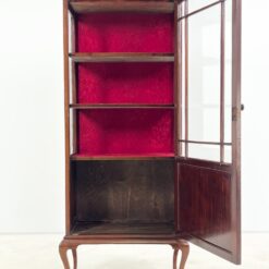 Angliško stiliaus raudonmedžio vitrina 36x64x156,5 cm