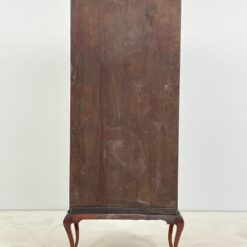 Angliško stiliaus raudonmedžio vitrina 36x64x156,5 cm