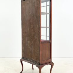 Angliško stiliaus raudonmedžio vitrina 36x64x156,5 cm