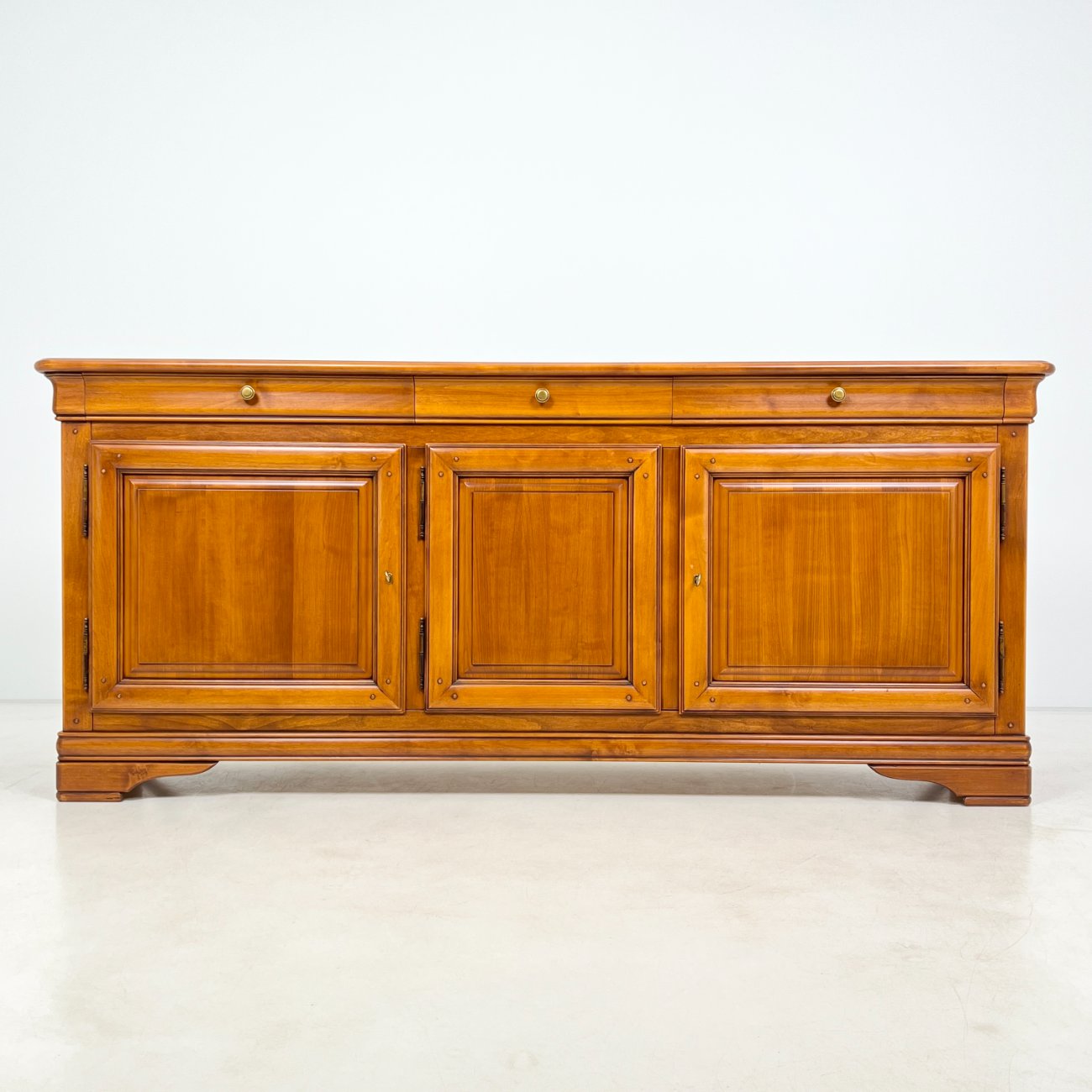 HK1077-komodos-0 Itališka “Selva” trijų stalčių ir trijų durų riešutmedžio komoda 52x212x92 cm