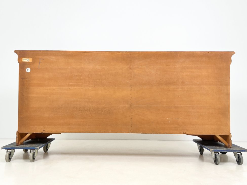 HK1077-komodos-11 Itališka “Selva” trijų stalčių ir trijų durų riešutmedžio komoda 52x212x92 cm