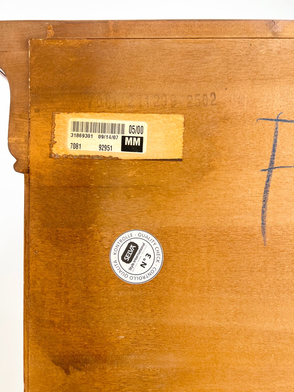 HK1077-komodos-14 Itališka “Selva” trijų stalčių ir trijų durų riešutmedžio komoda 52x212x92 cm