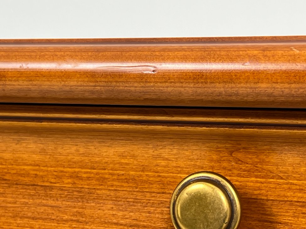 HK1077-komodos-17 Itališka “Selva” trijų stalčių ir trijų durų riešutmedžio komoda 52x212x92 cm