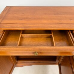 Itališka “Selva” trijų stalčių ir trijų durų riešutmedžio komoda 52x212x92 cm