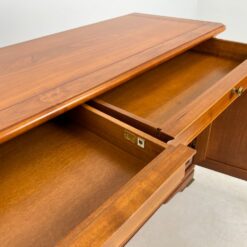 Itališka “Selva” trijų stalčių ir trijų durų riešutmedžio komoda 52x212x92 cm