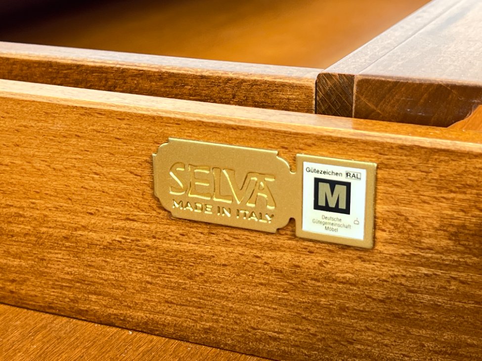 HK1077-komodos-9 Itališka “Selva” trijų stalčių ir trijų durų riešutmedžio komoda 52x212x92 cm