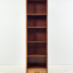 “Heldense” raudonmedžio pastatoma knygų lentyna su stalčiuku 36x59x199 cm