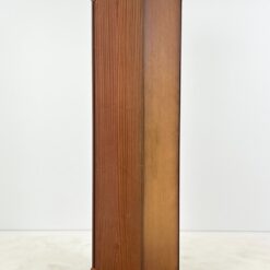 “Heldense” raudonmedžio pastatoma knygų lentyna su stalčiuku 36x59x199 cm