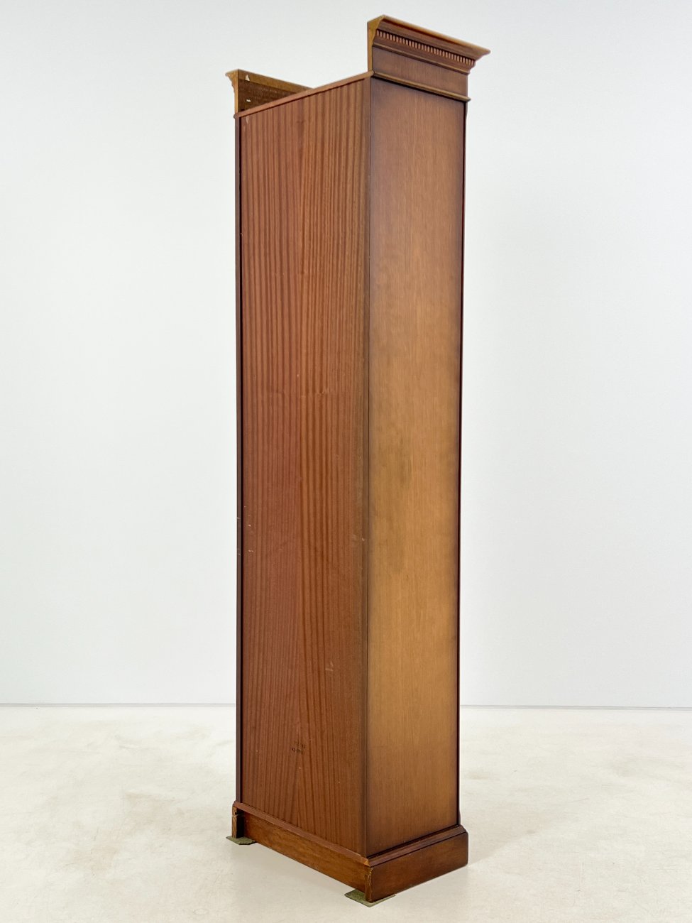 HK1078-knygu-baldai-10 “Heldense” raudonmedžio pastatoma knygų lentyna su stalčiuku 36x59x199 cm