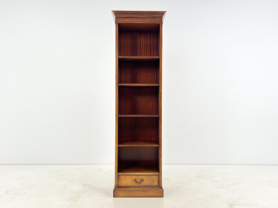 HK1078-knygu-baldai-2 “Heldense” raudonmedžio pastatoma knygų lentyna su stalčiuku 36x59x199 cm