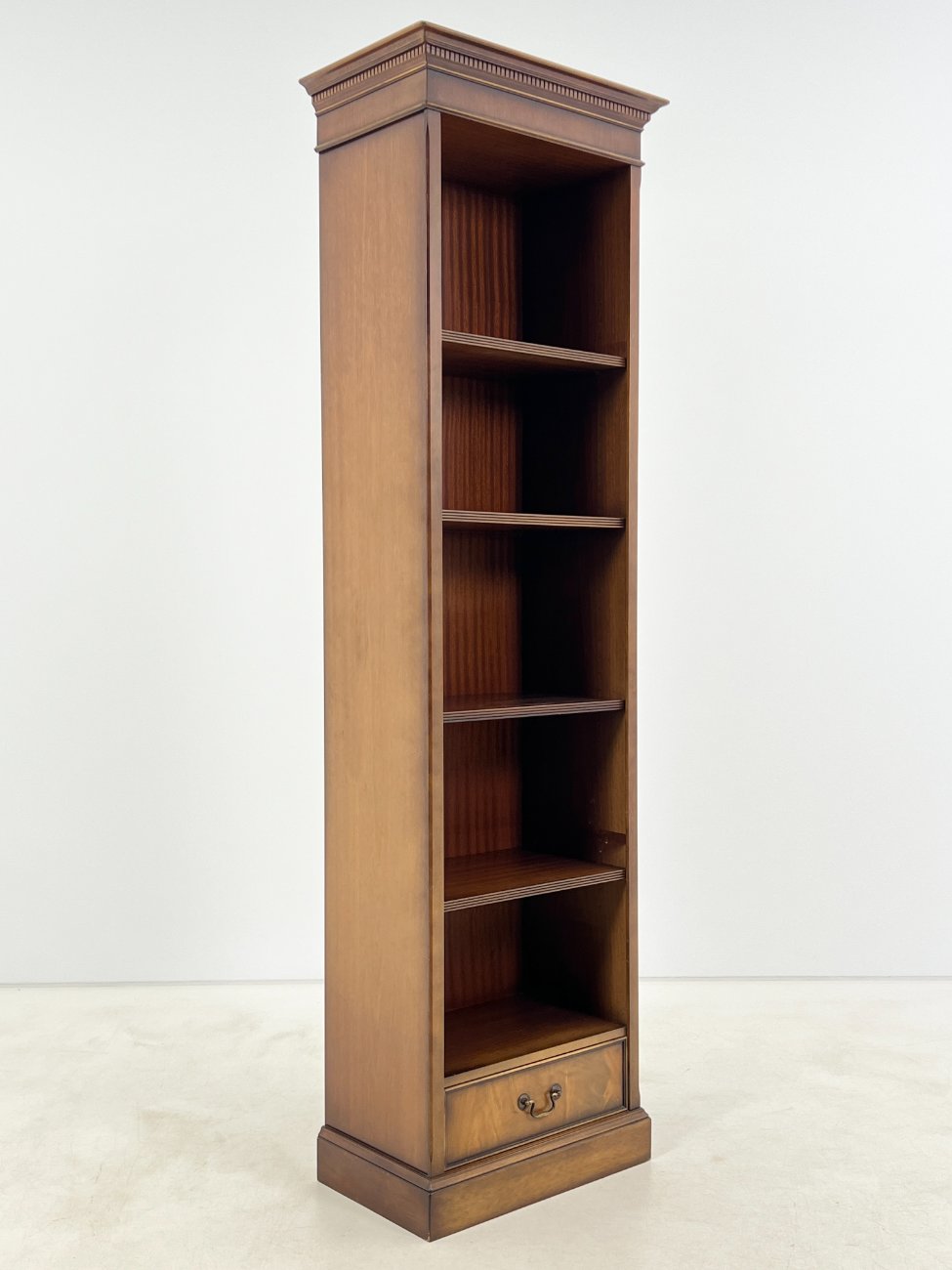 HK1078-knygu-baldai-3 “Heldense” raudonmedžio pastatoma knygų lentyna su stalčiuku 36x59x199 cm