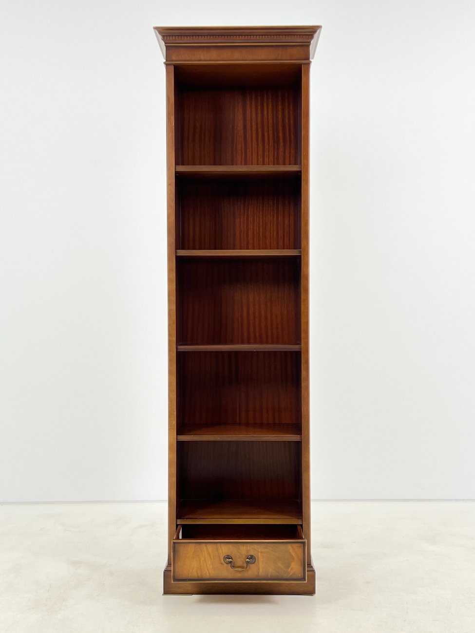 HK1078-knygu-baldai-5 “Heldense” raudonmedžio pastatoma knygų lentyna su stalčiuku 36x59x199 cm