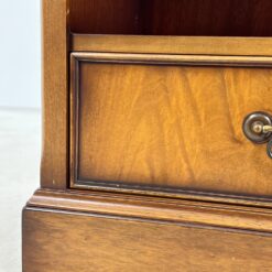 “Heldense” raudonmedžio pastatoma knygų lentyna su stalčiuku 36x59x199 cm