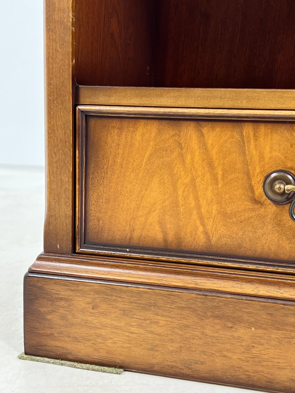 HK1078-knygu-baldai-7 “Heldense” raudonmedžio pastatoma knygų lentyna su stalčiuku 36x59x199 cm