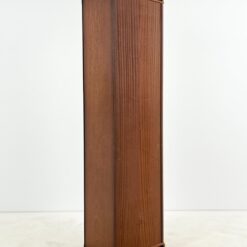 “Heldense” raudonmedžio pastatoma knygų lentyna su stalčiuku 36x59x199 cm