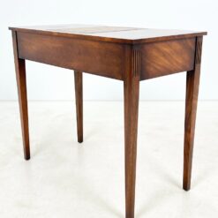 Angliško stiliaus trijų stalčių raudonmedžio rašomasis stalas 49,5x94x78 cm