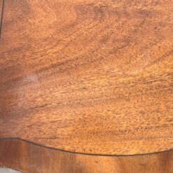 Angliško stiliaus trijų stalčių raudonmedžio rašomasis stalas 49,5x94x78 cm