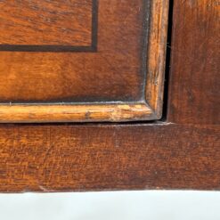 Angliško stiliaus trijų stalčių raudonmedžio rašomasis stalas 49,5x94x78 cm